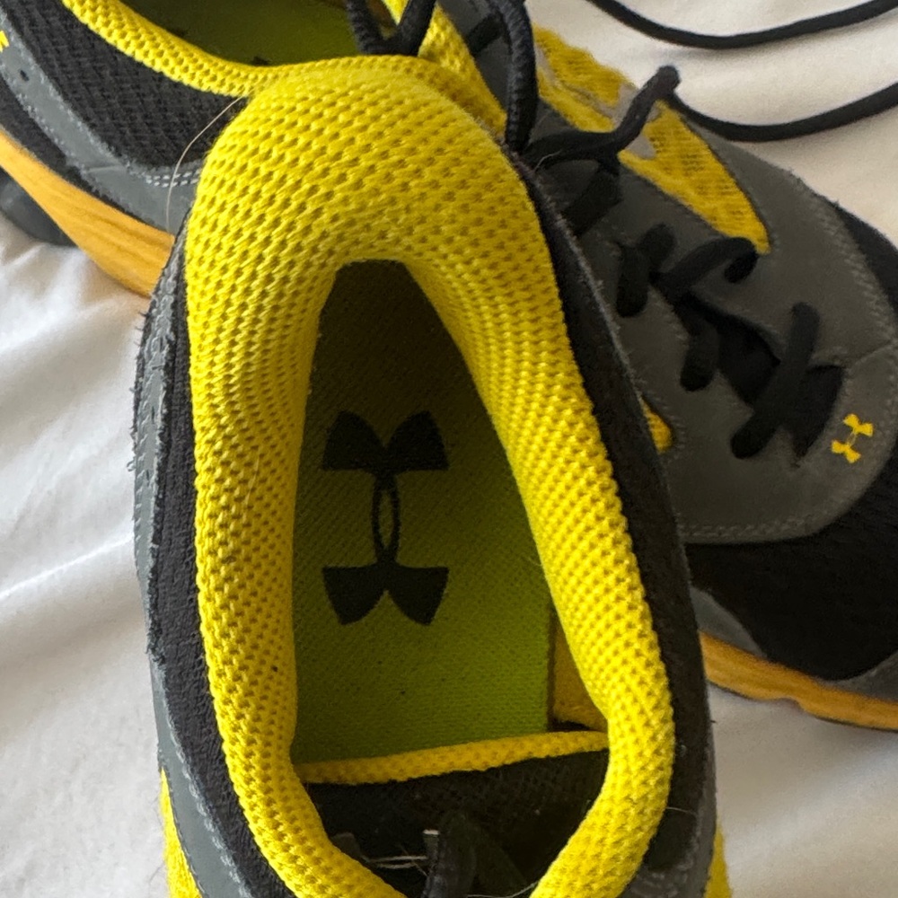 Under Armour Mens Black and Yellow Sneakers - Picture 2 of 4